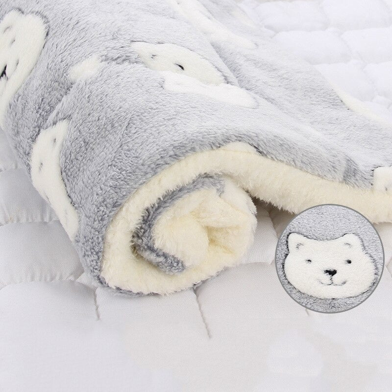 Calming Warm Dog and Cat Blanket: paw and head support detail